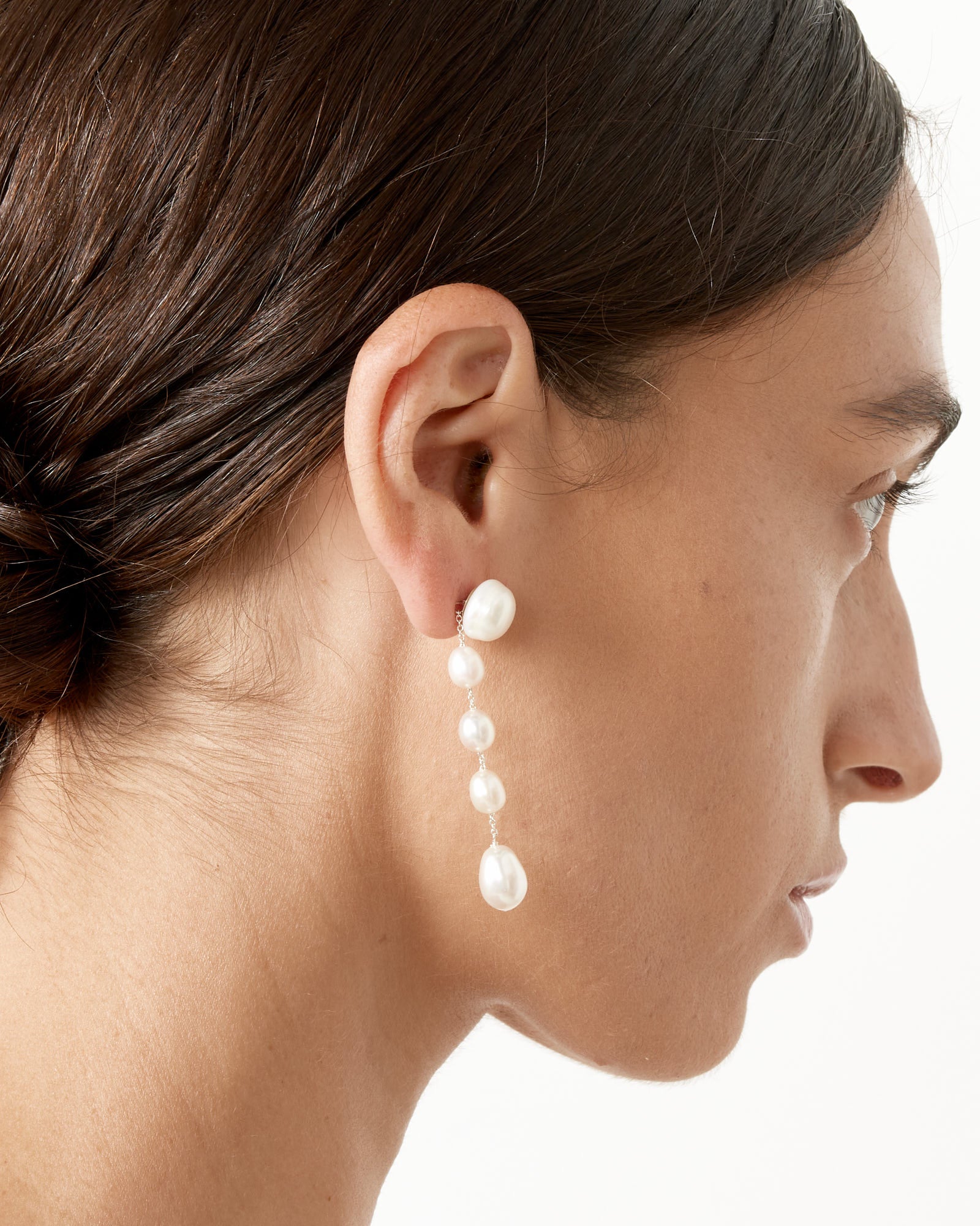 Small Passante Earrings in White Pearl