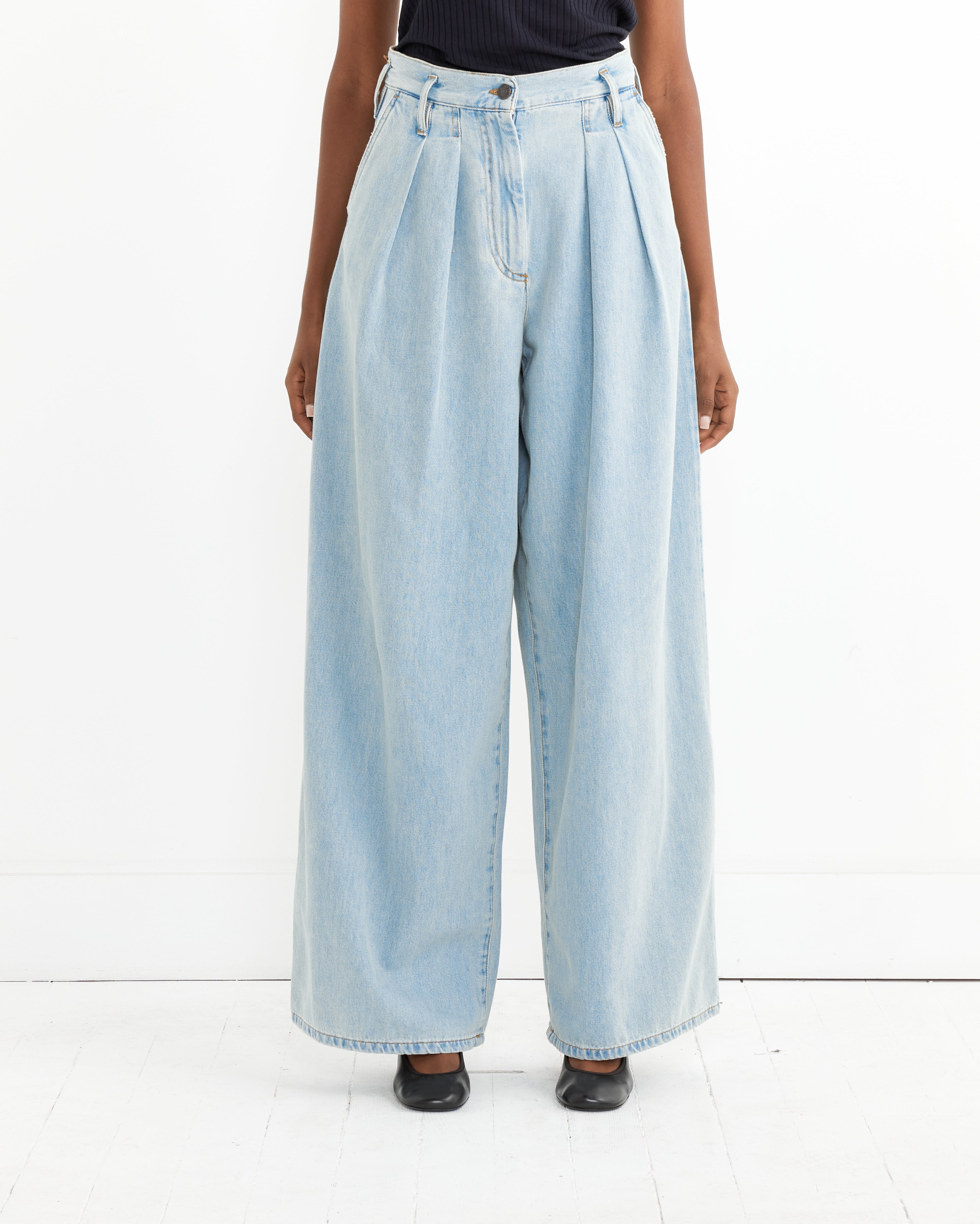 Wide Pleated Jeans in Ice Blue