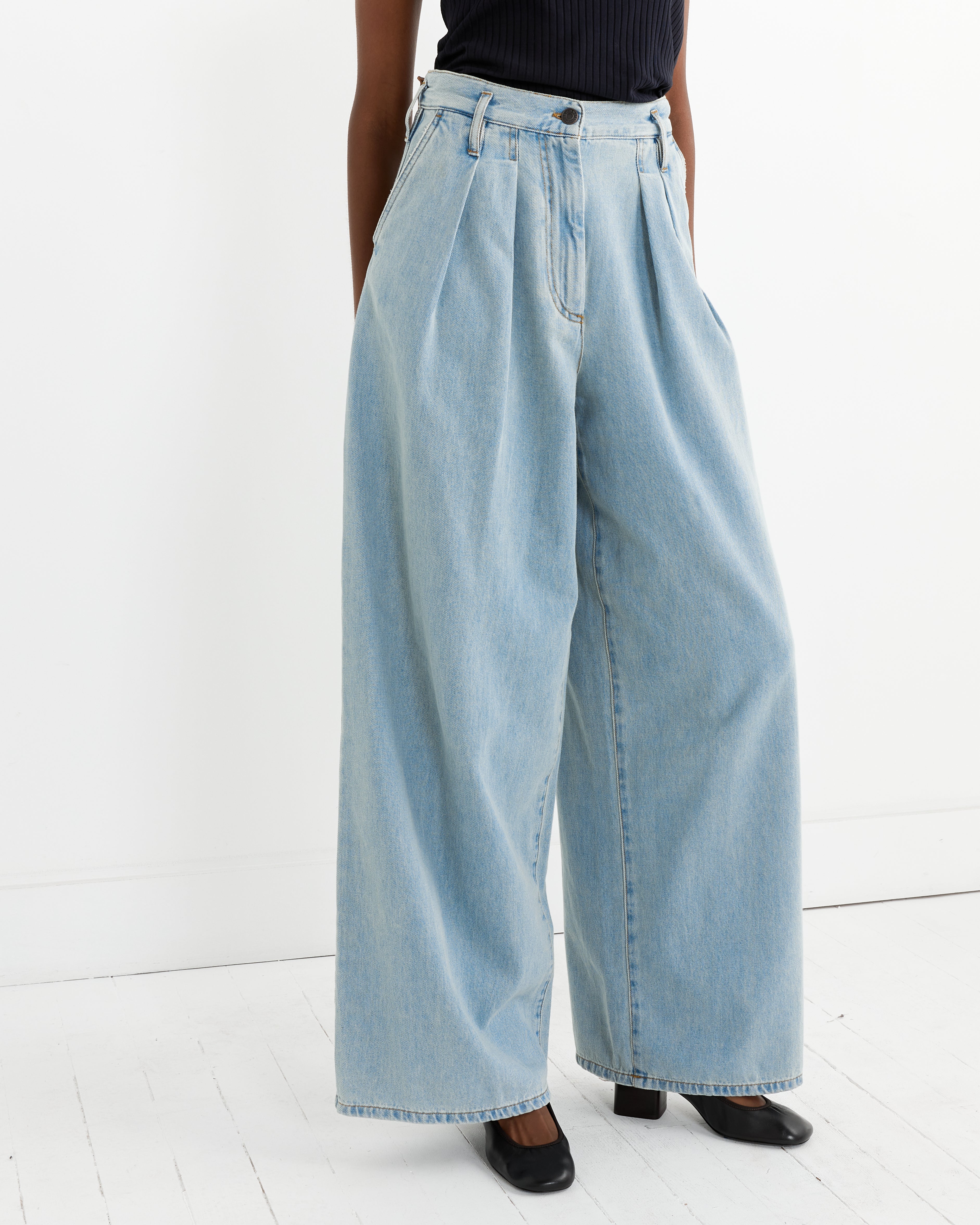 Wide Pleated Jeans in Ice Blue