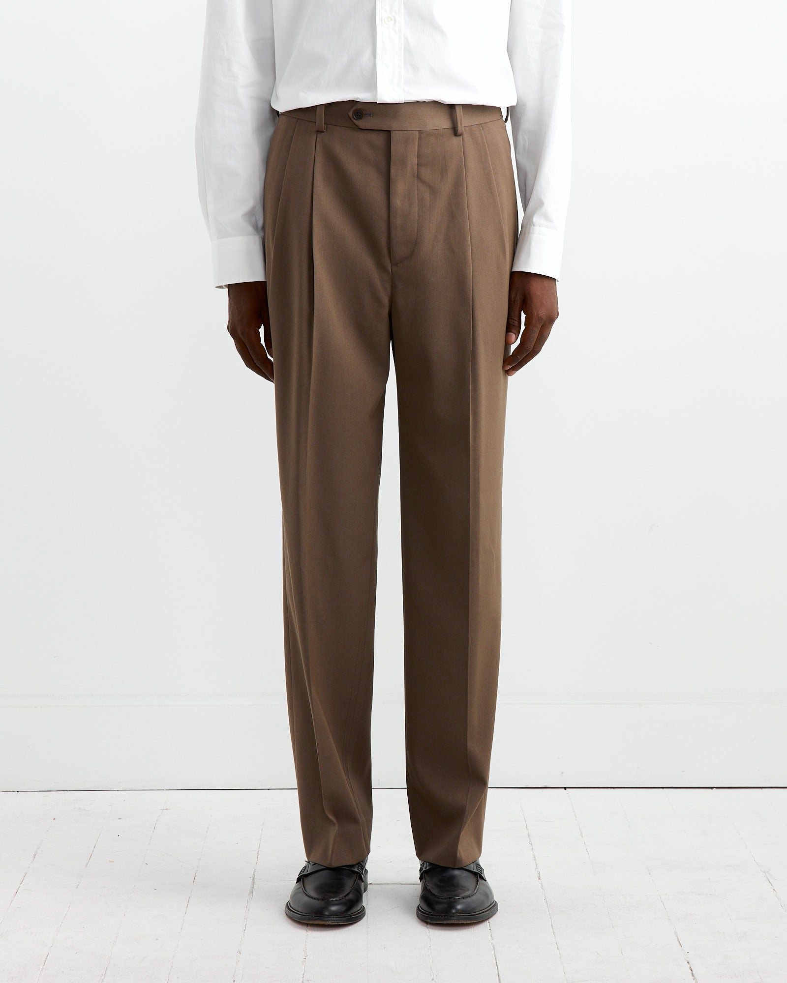 Light Wool Gabardine Two Tuck Trouser in Top Brown - Top Brown / 4 (262812)