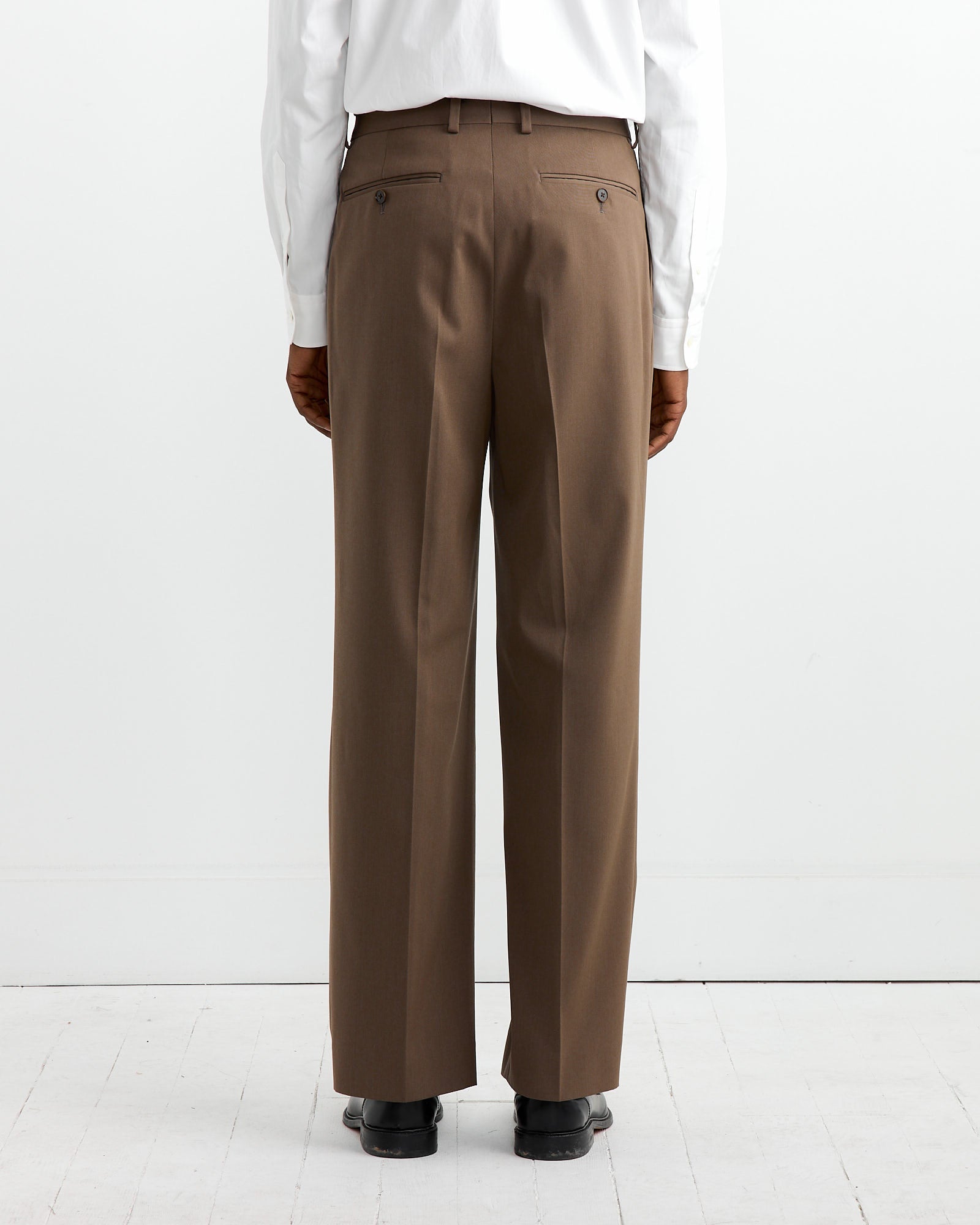 Light Wool Gabardine Two Tuck Trouser in Top Brown - Top Brown / 4 (262812)