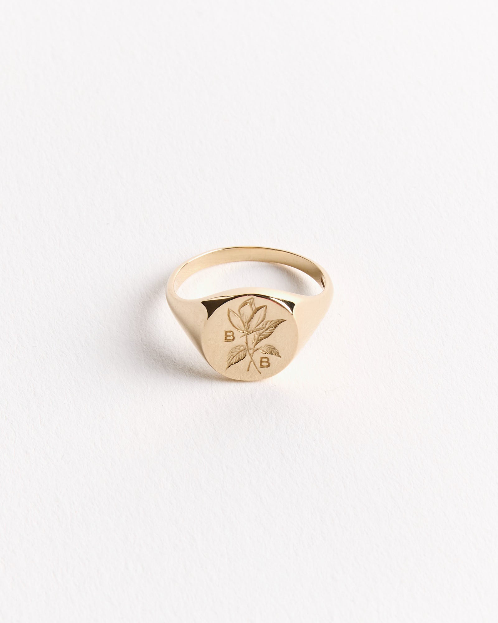 Magnolia Signet in Gold