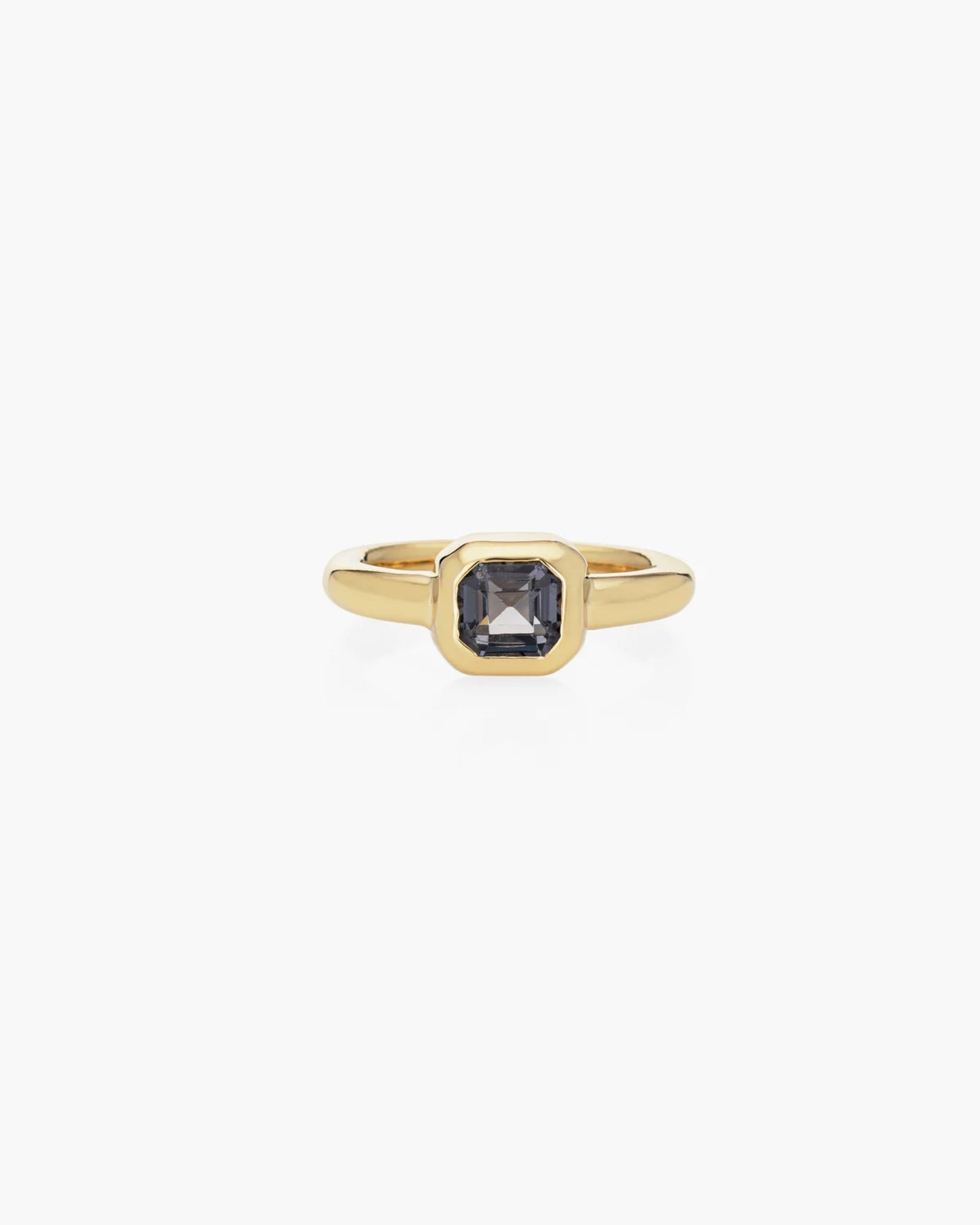 Asscher Cut Ring in 18K / Grey Sapphire